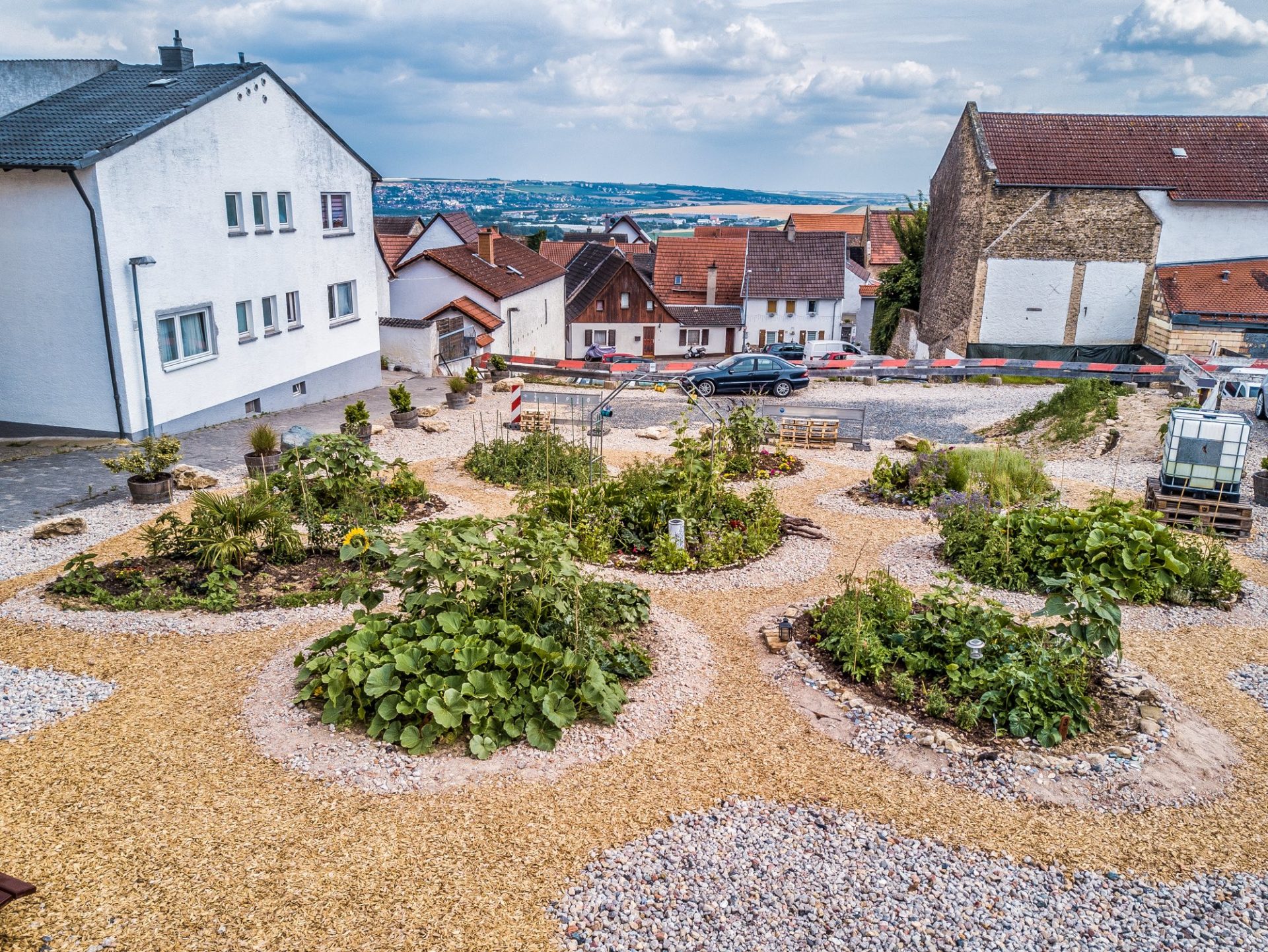 Essenheimer Dorfgarten direkt vor dem Rathaus