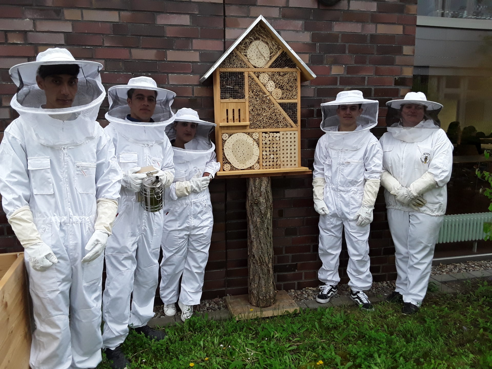 Hochbeete und Insektenhotels für unsere Schulimkerei
