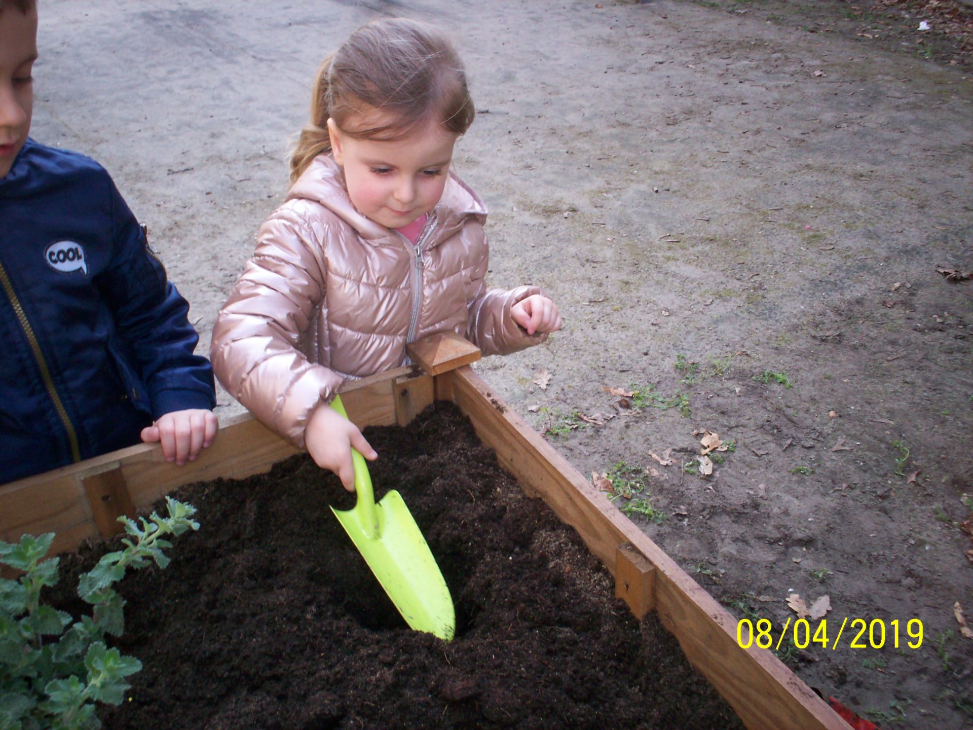 Das Hochbeet ist mit Blumenerde aufgefüllt.