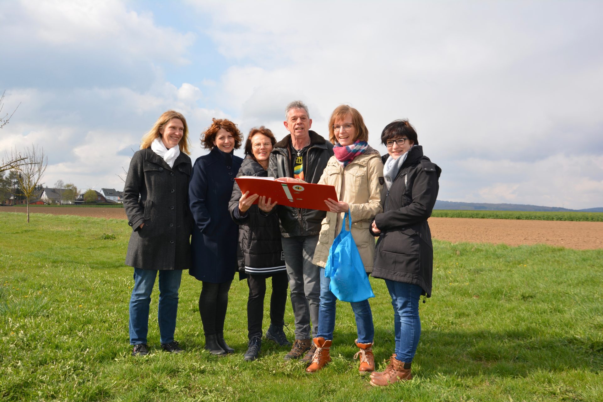 Streuobstwiese mit Sitzplatz vor Vogel- und Wildbienenschutzhecke