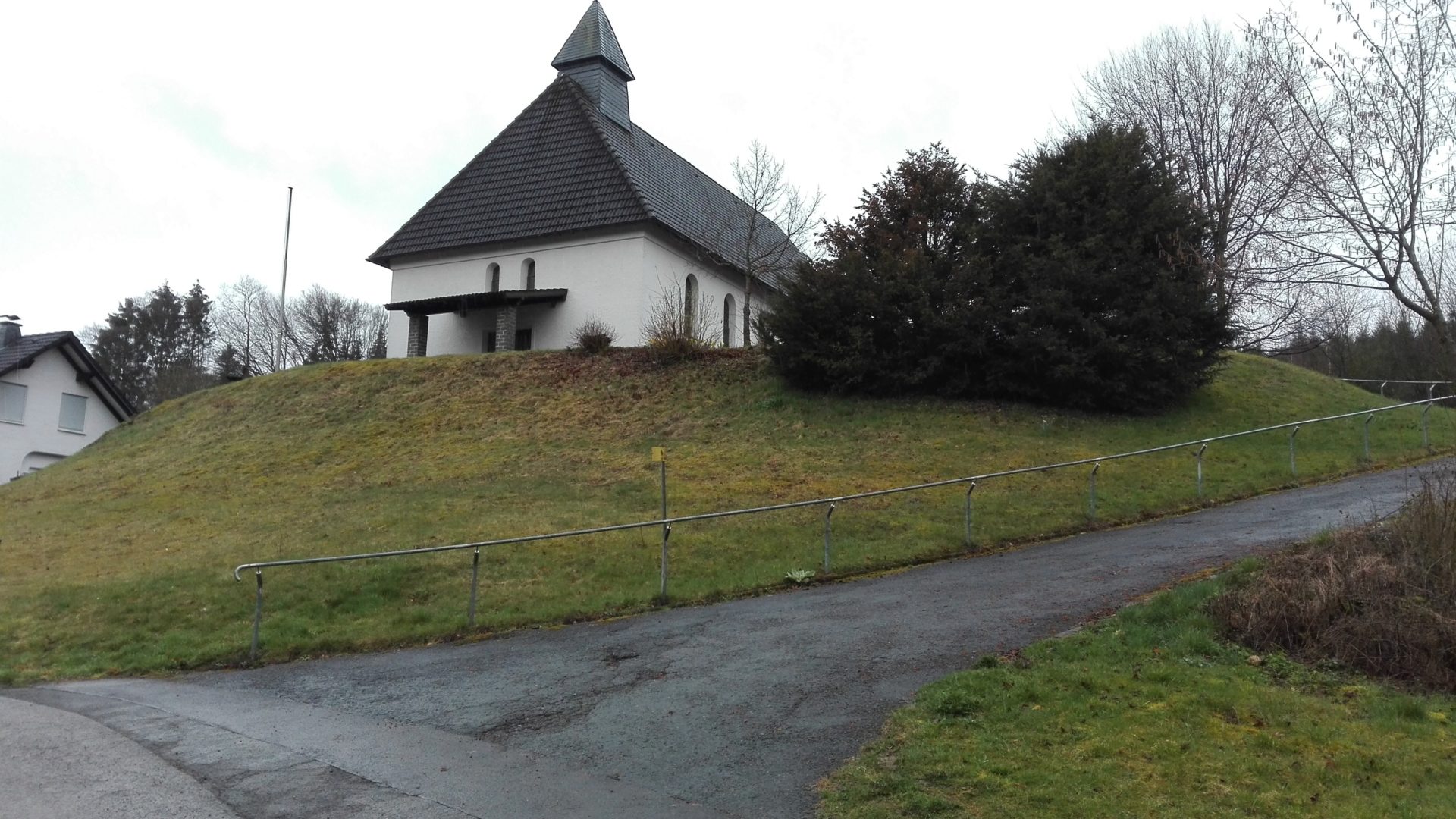 blühende Dorfwiese an der Kapelle