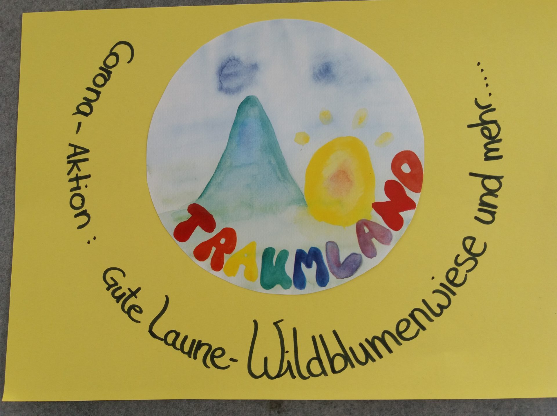 Ida sät und gießt  ihre Wildblumen