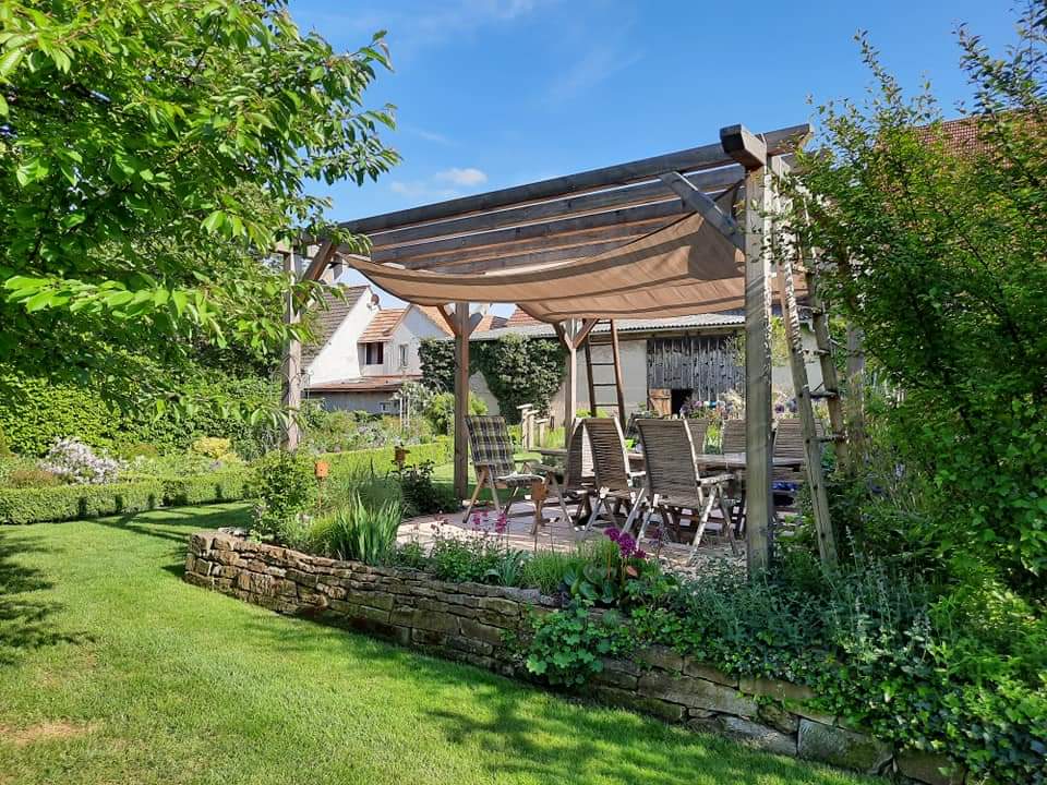 Bau einer Holzpergola mit Trockenmauer