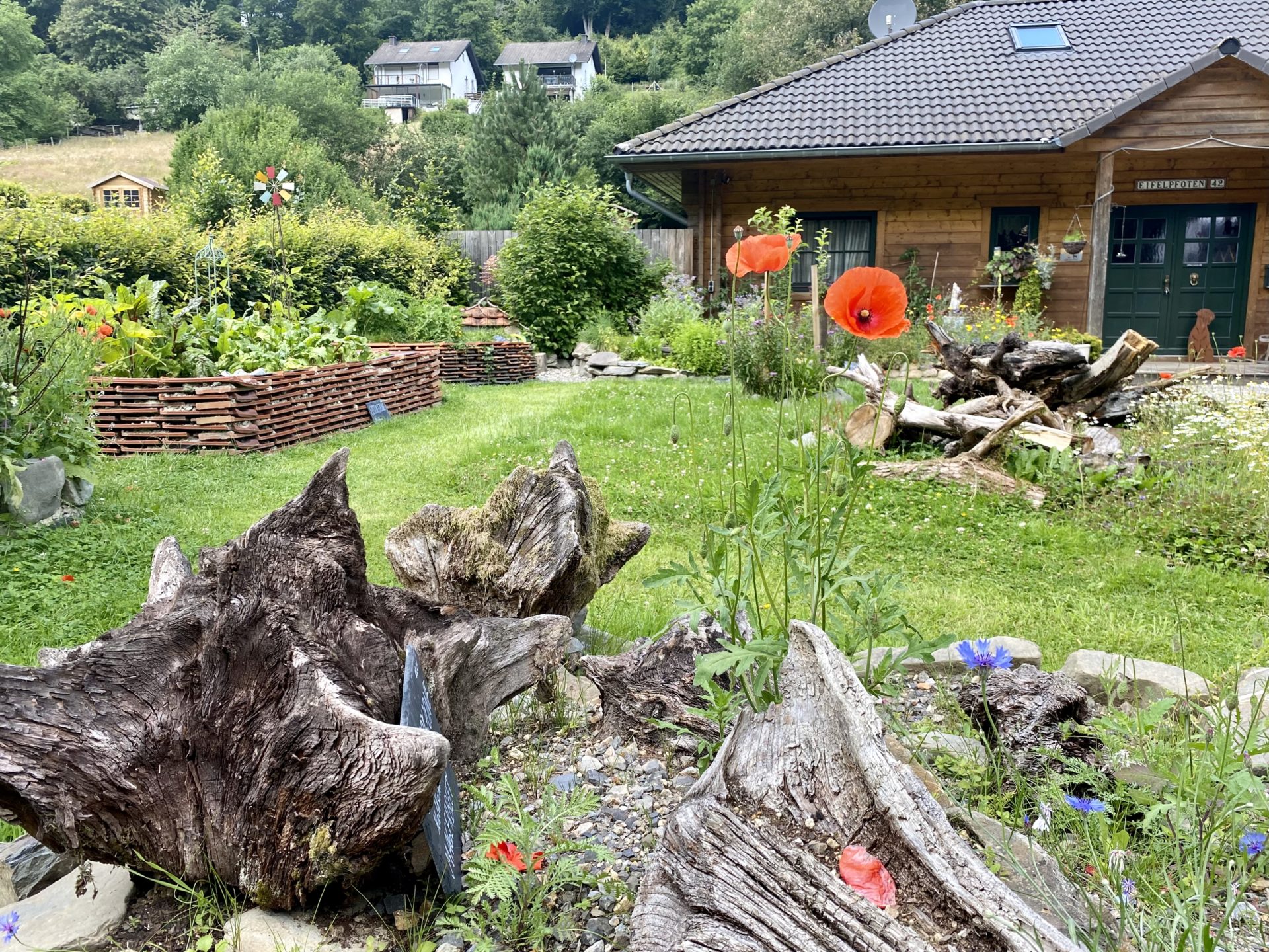 Wildbienennisthilfen und Naturmodule im Garten