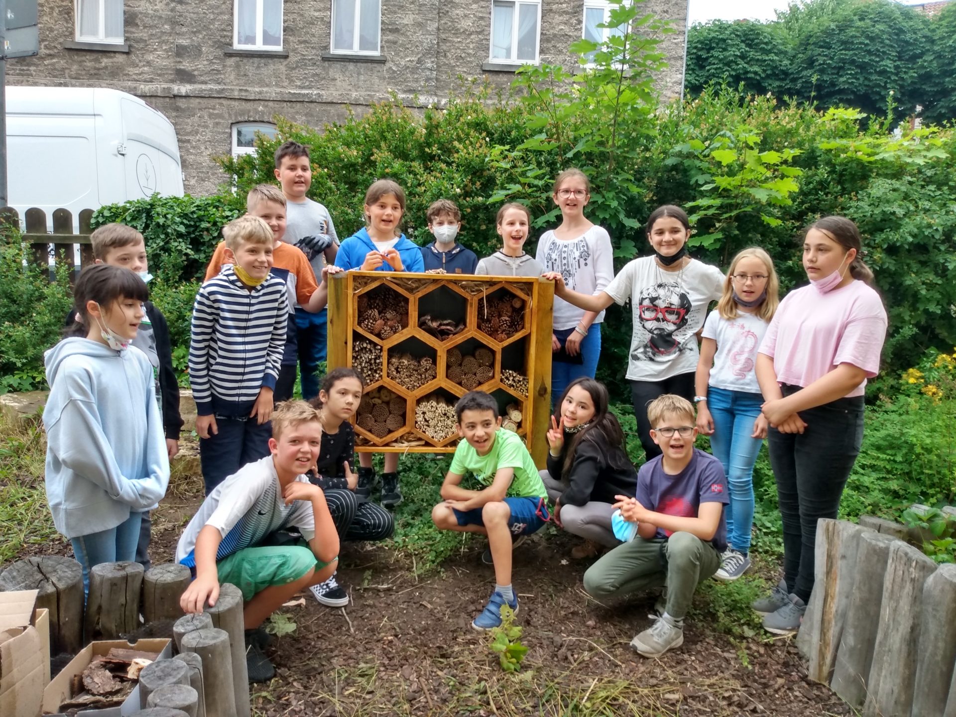 Insektenhotel mit Blühstreifen
