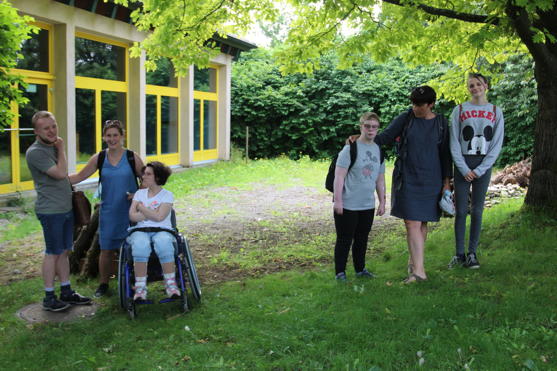 Damit es wieder mehr summt und brummt: Bienenprojekt der Sonnenhofschule (SBBZ gEnt und kmEnt) Schüler*innen unterstützen Bienen mehrperspektivisch.