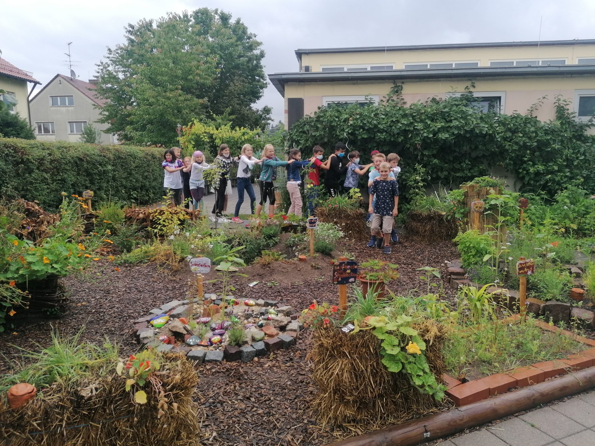 Unser bienen- und tierfreundlicher Schulgarten wächst Jahr für Jahr