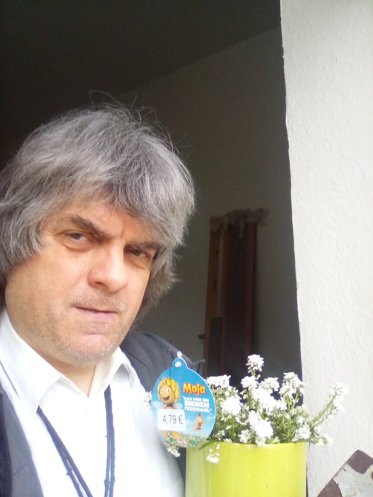 Bin alleine dabei mit Staude im Garten