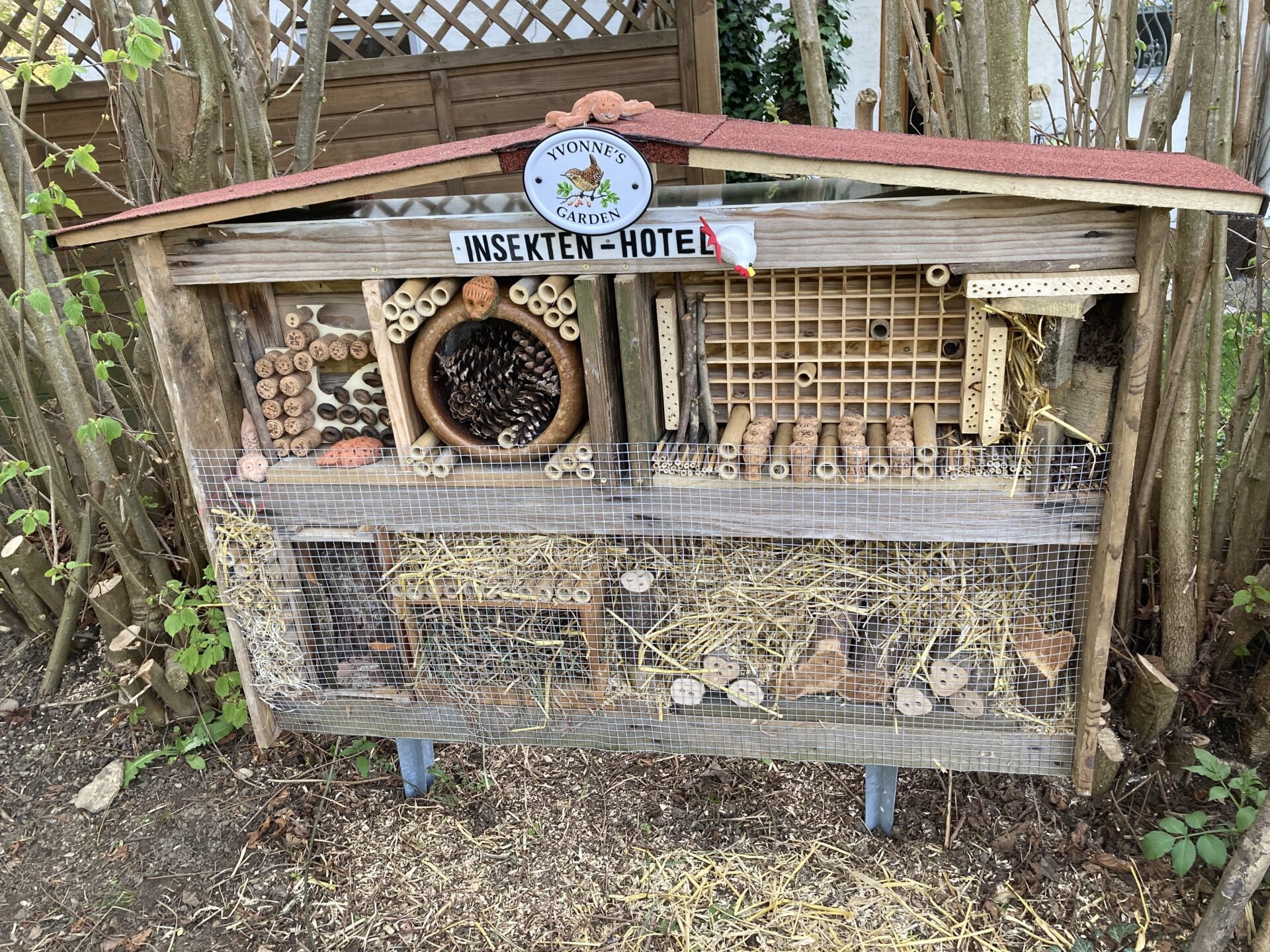 Insektenhotel für Wildbienen und Co