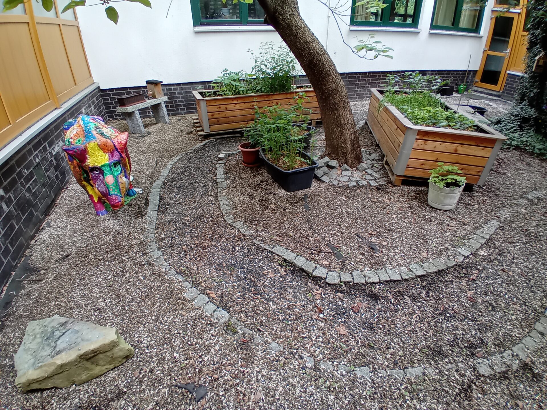 Palettenkräutergarten mit XXL – Insektenhotel