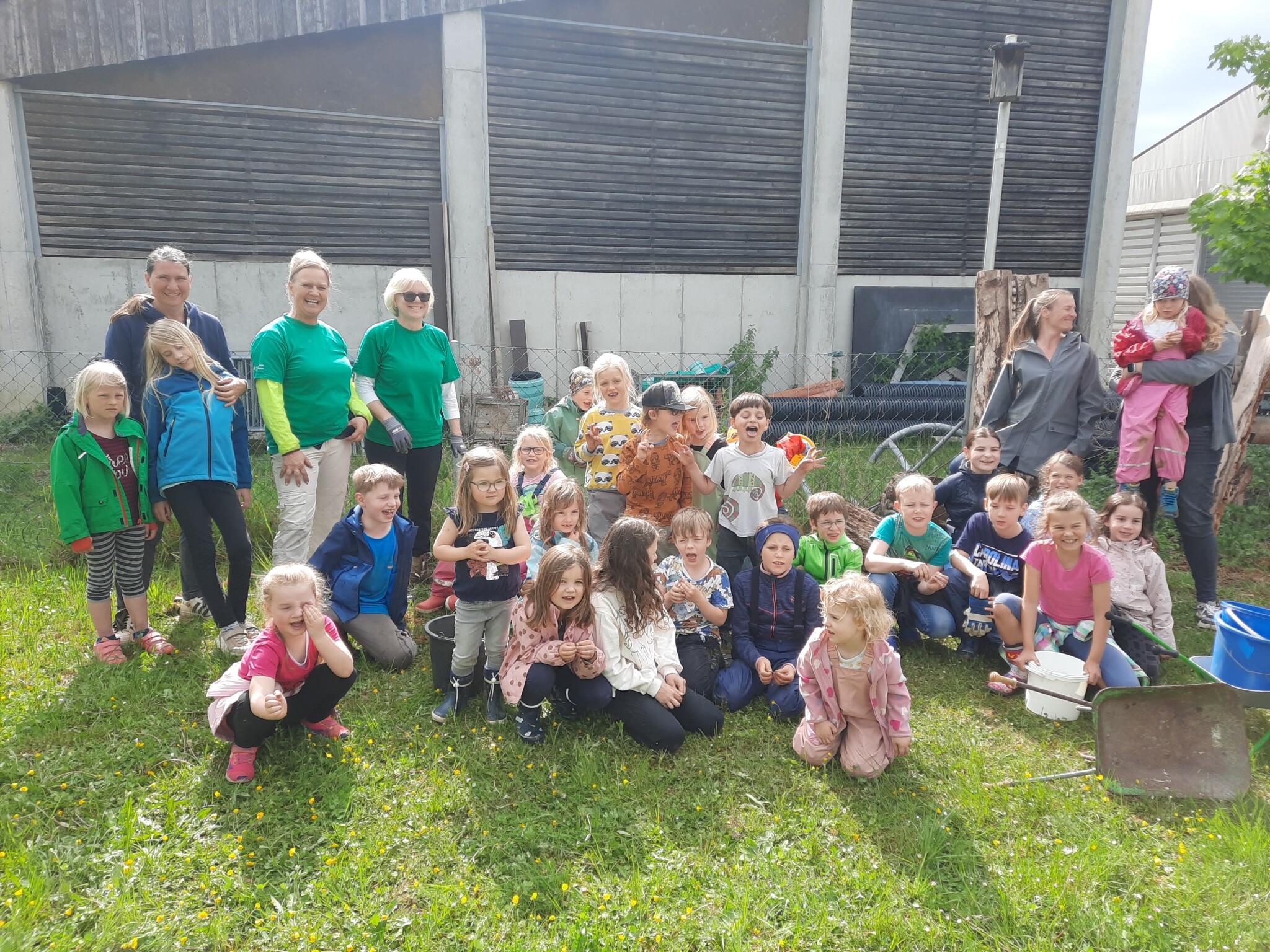 Neu Kinder-und Jugendgruppe im Obst-und Gartenbauverein legt gleich mit Totholz- und Steinhaufen, sowie ein bienenfreundliches Hochbeet beim Wettbewerb – Deutschland summt –   wir tun was fuer die Bienen; los