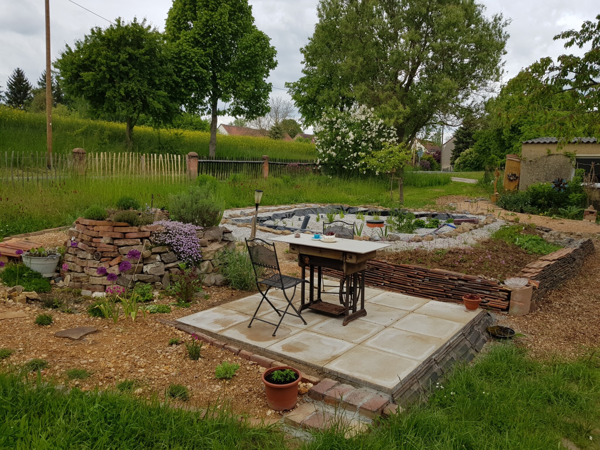 Pflanzenkläranlage mit Magerbeeten und Kräuterspirale