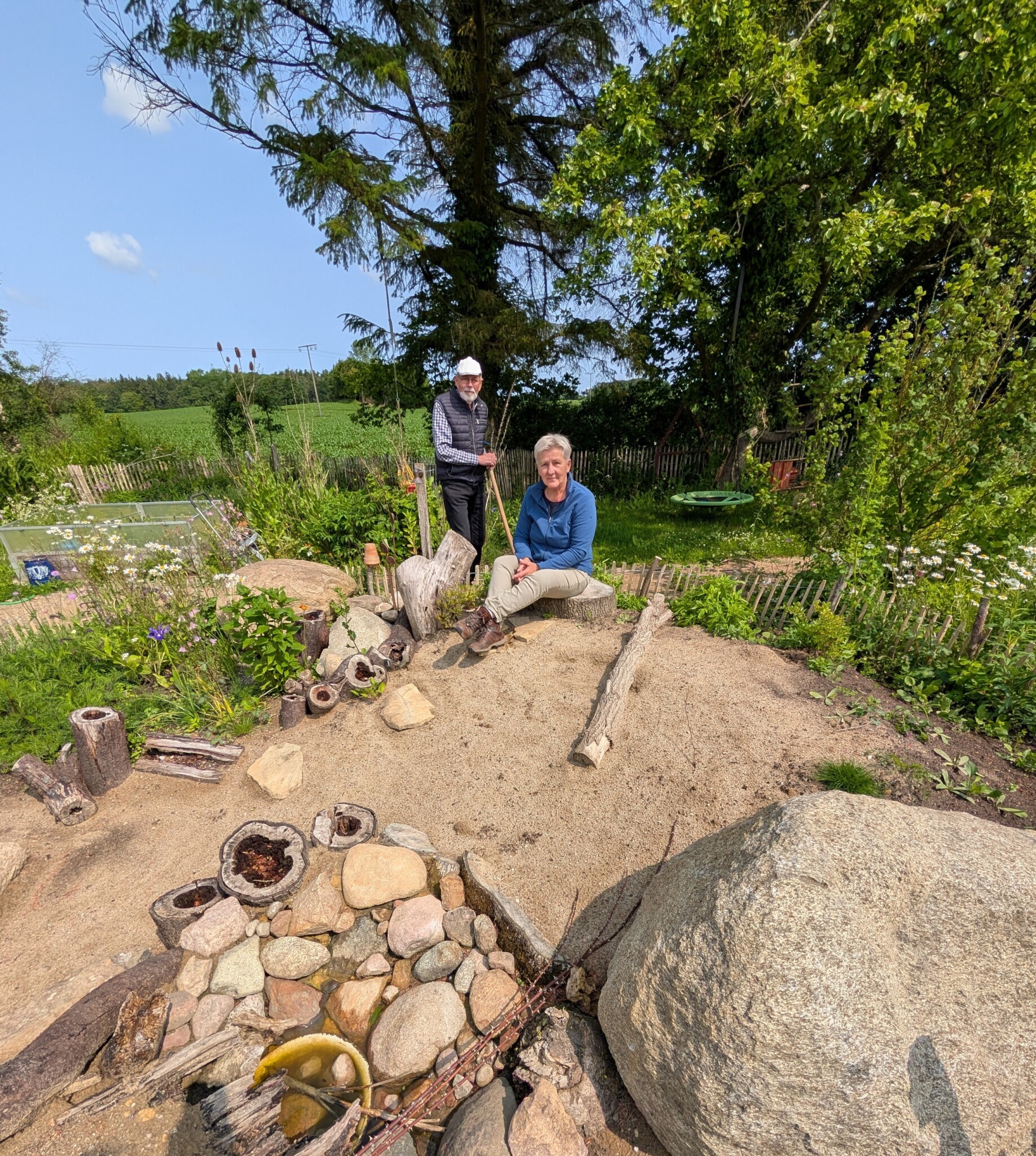 Anlegen eines Sandariums mit angrenzendem Hügelbeet und Fass-Teich
