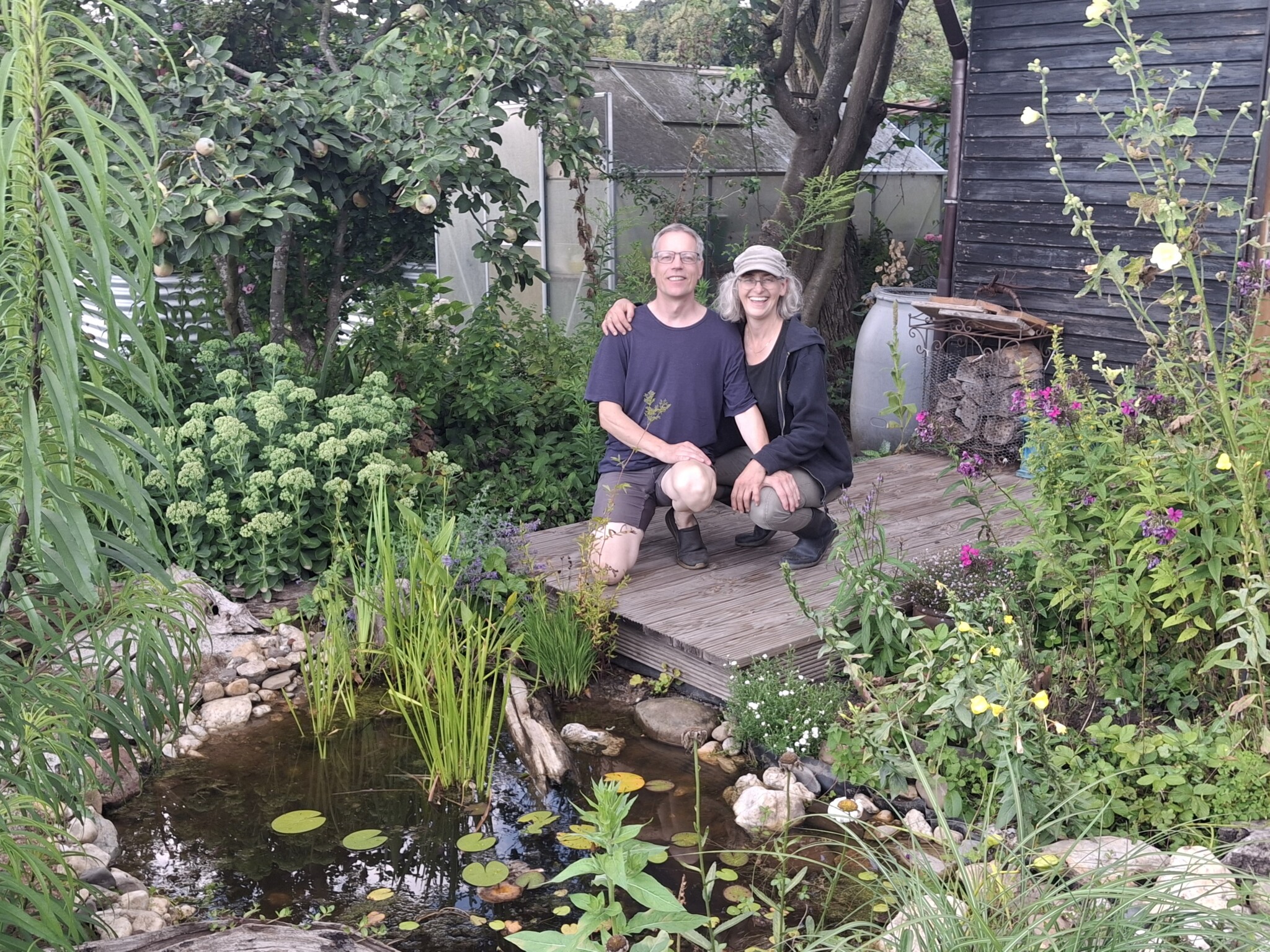Ein Naturgartenparadies mit Naturteich und Staudenbeeten anstatt öder Rasenfläche
